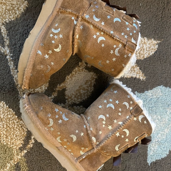 Size 9 Uggs stars ✨ and moon 🌙 - Picture 2 of 5